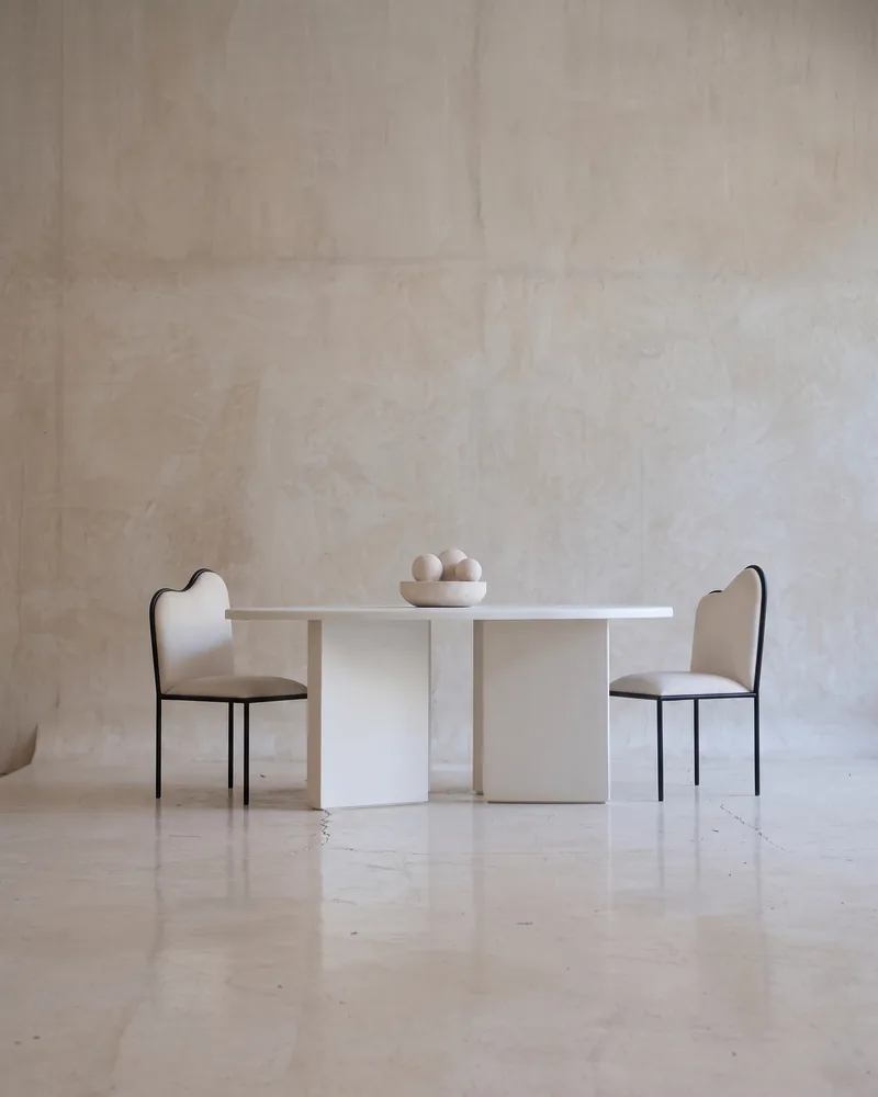 TABLE KALYA — tables en bois avec finition texturée, mobilier fait main à Marrakech