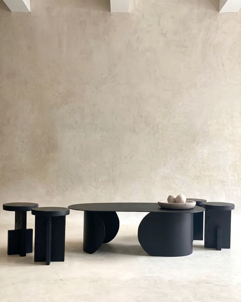 TABLE NIVINE — tables en métal thermolaqué noir mat, mobilier fait main à Marrakech